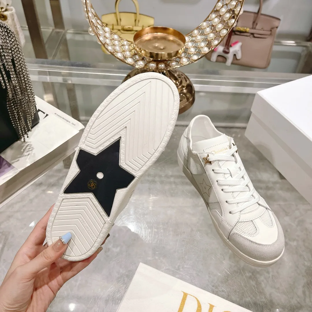 👟👟Ex-factory price 560👟👟Dior2024 new white shoes, Dior Dior Star women's sports shoes, very light summer white shoes. The upper is carefully made of imported suede, decorated with tonal suede panels, metal stars decorate the lace eyelets, and breathable mesh inside. The upper is punched and designed not to stuffy the feet. It is equipped with Christian Dior logo and thin soles. The thick sole is suitable for all seasons! Size: 35-41 (40 and 41 are customized and cannot be returned or exchanged)
